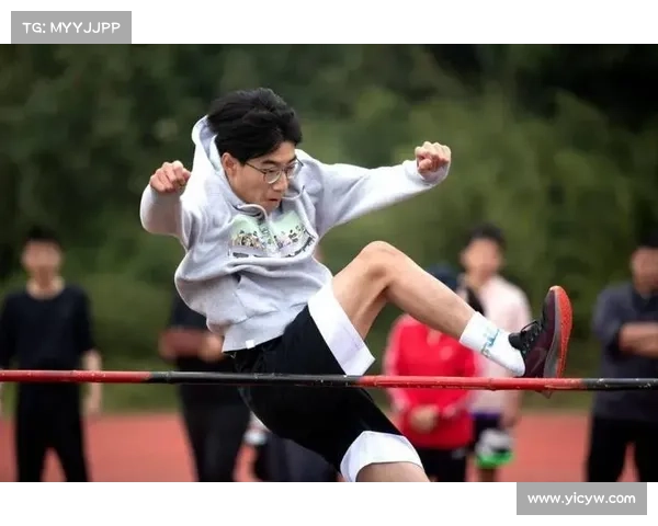 赛事起跑;赛事起跑瞬间点燃全场激情运动员奋力冲刺梦想启航辉煌起点